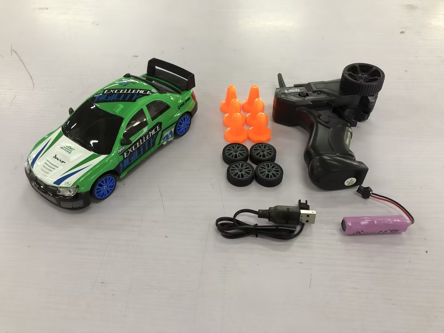 2.4G 4WD RC Drift Car With Changeable Tires Included